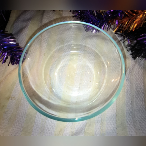 Pyrex 2 cup Teal Rim Glass Bowl - Picture 5 of 5